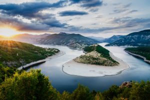 Der Fluss Arda im Rhodopen-Gebirge in Bulgarien