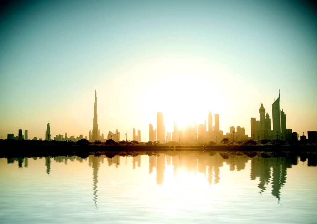 Blick über den Persischen Golf auf Dubais Skyline