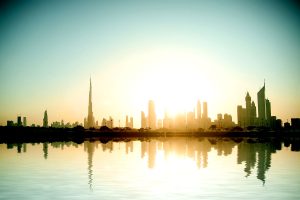 Blick über den Persischen Golf auf Dubais Skyline