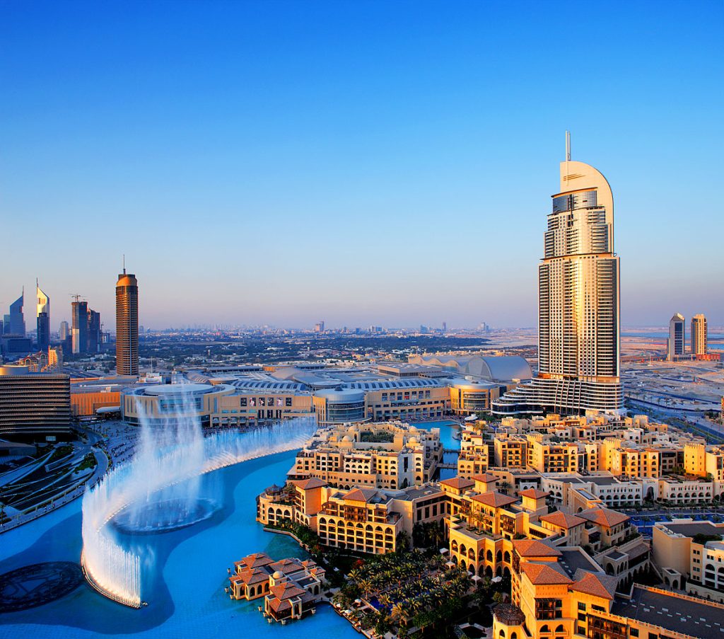 Die Dubai Fountain vor dem 302 Meter hohen Address Hotel