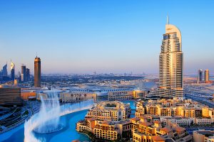 Die Dubai Fountain vor dem 302 Meter hohen Address Hotel