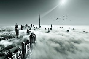 Die Skyline Dubais im Morgennebel