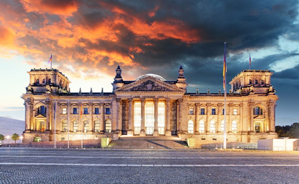 Reichstag in Berlin in der Abenddämmerung