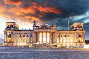 Reichstag in Berlin in der Abenddämmerung