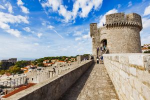 Auf der alten Stadtmauer von Dubrovnik