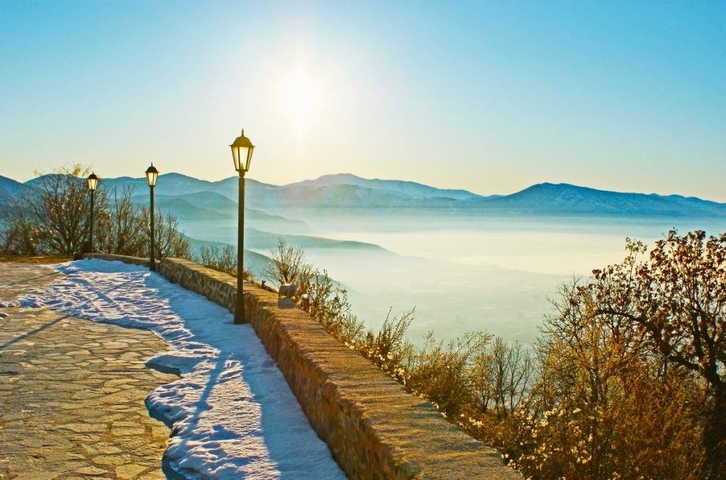 Blick über das neblige Tal des Sees Orestiada in Kastoria