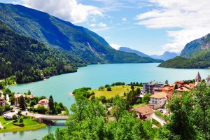 Blick auf den Lago di Molveno (Malfeinsee) bei Molveno im Trentino, Norditalien