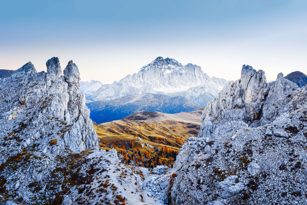 Blick vom Passo di Falzarego über die weißen italienischen Dolomiten