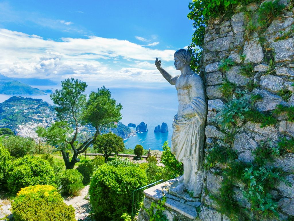 Blick über die Felseninsel Capri