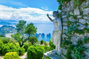 Blick über die Felseninsel Capri