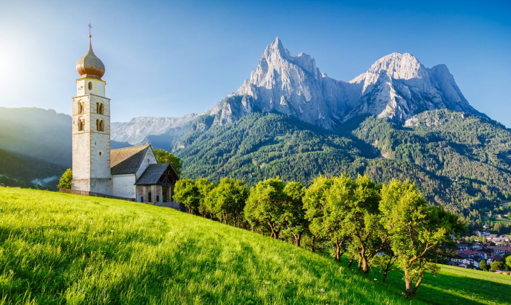 St. Valentin Kirche und Berg Schlern in den italienischen Dolomiten
