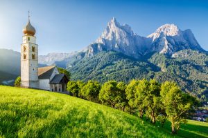 St. Valentin Kirche und Berg Schlern in den italienischen Dolomiten