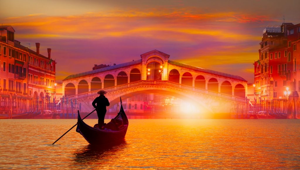 Gondel vor der Rialtobrücke in Venedig
