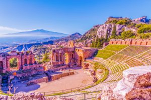 Ruinen des Griechischen Theaters von Taormina, an der Ostküste Siziliens, im Hintergrund die Berge mit dem Vulkan Ätna