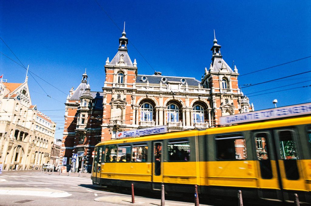 Bahnhof Amsterdam Centraal mit Straßenbahn