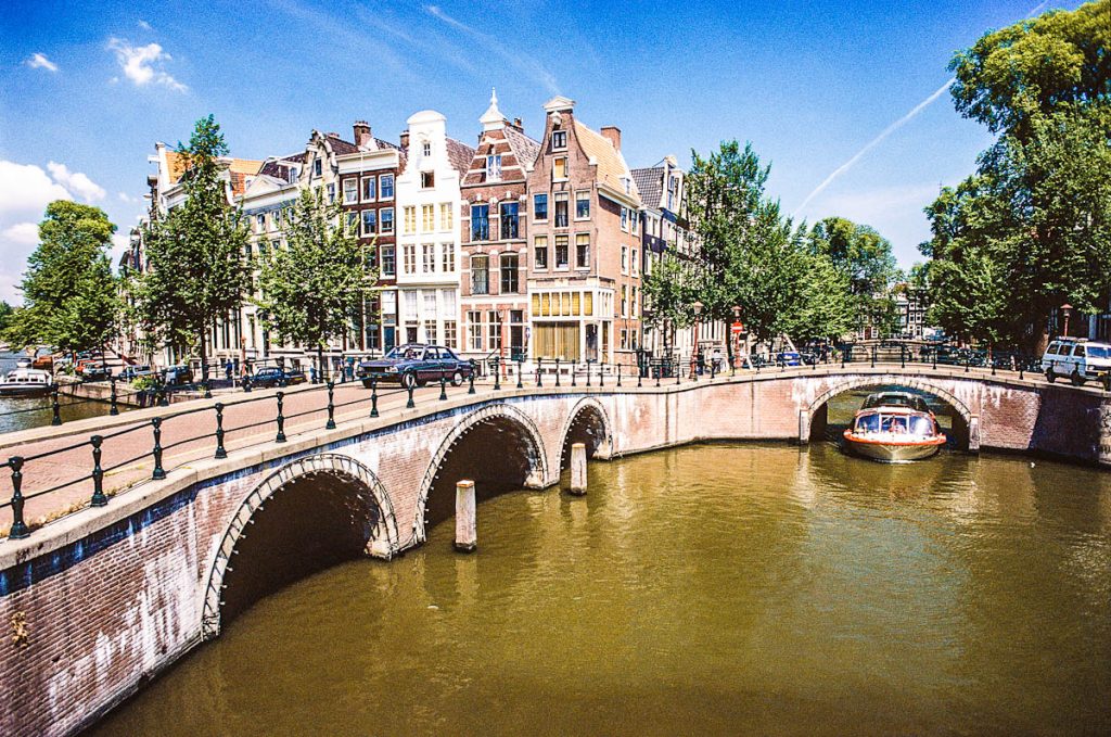 Amsterdam: Brücke über einen Kanal