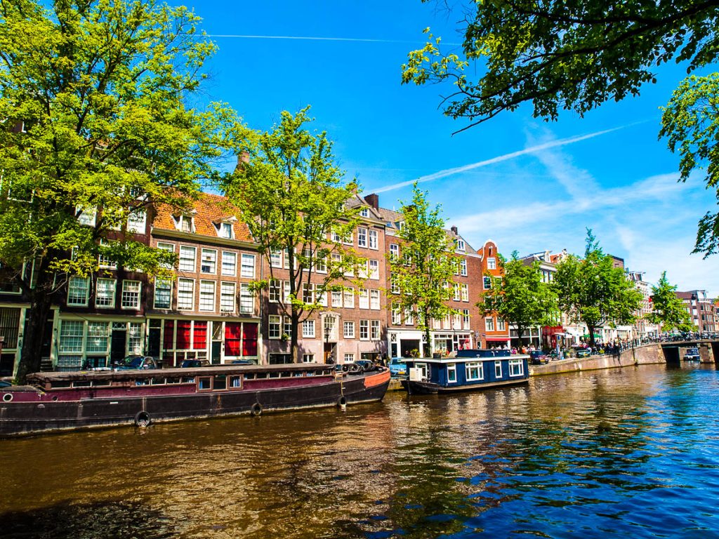 Amsterdam: Hausbote im Kanal