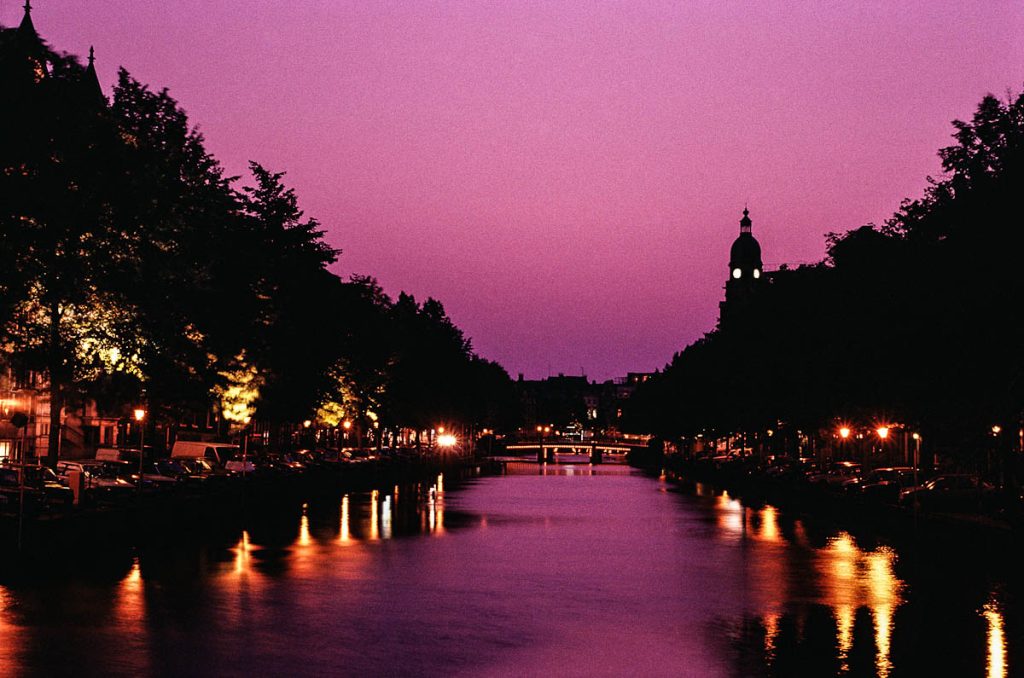 Kanal in Amsterdam (Nachtaufnahme)