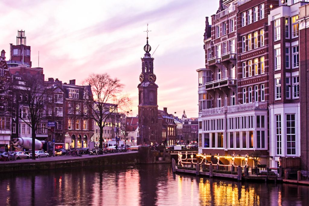 Amsterdam: Blick auf die Innenstadt mit dem Munttoren (Münzturm