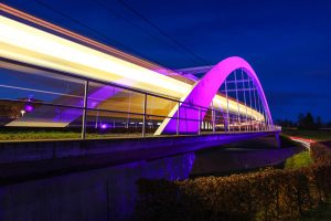 Beleuchtete Brücke in Stuttgart