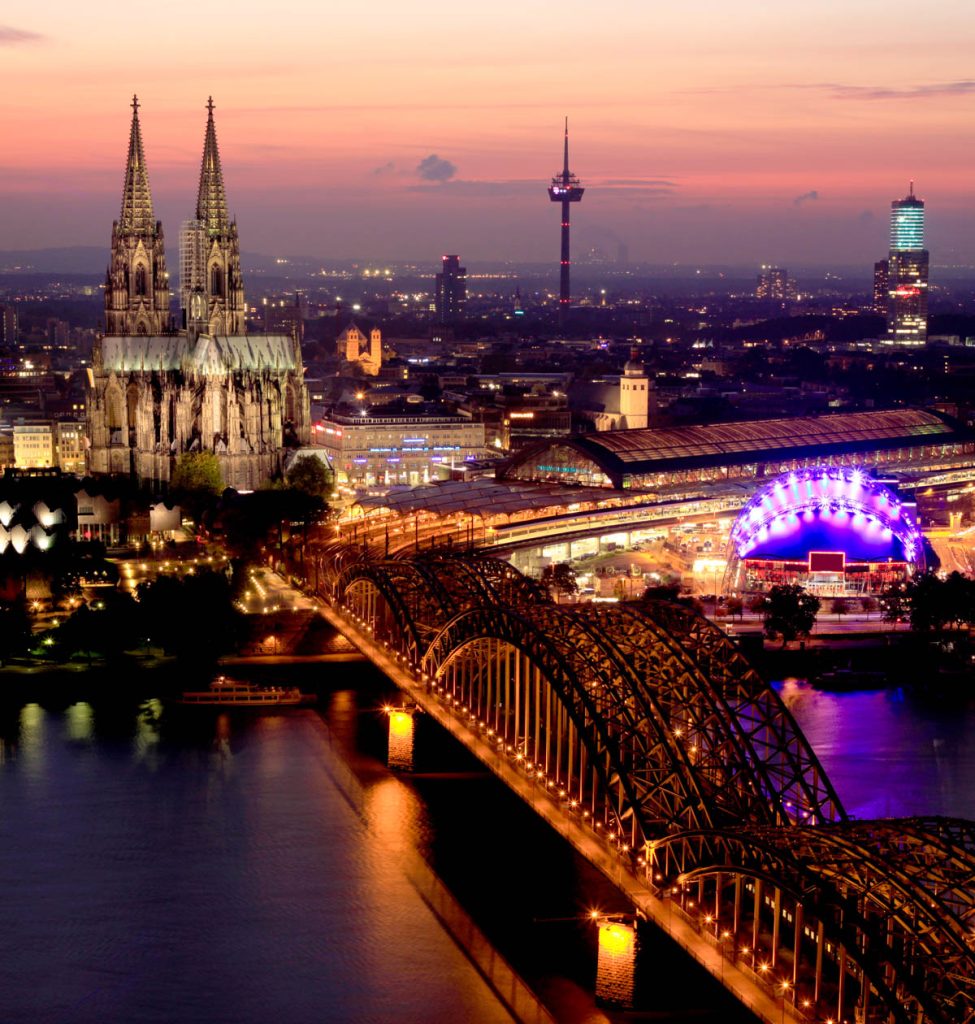 Nachtaufnahme: Rheinbrücke und Kölner Dom