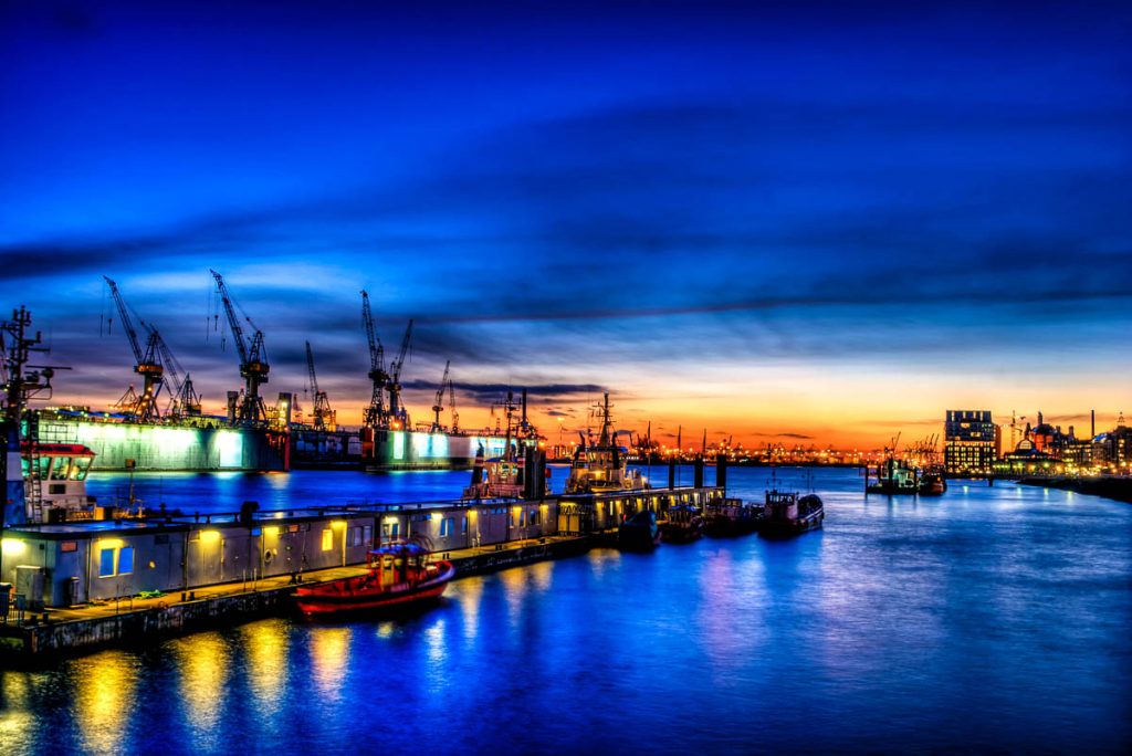 Nachtaufnahme des Hamburger Hafens (HDR)