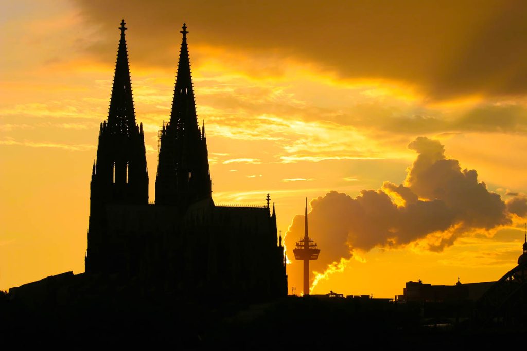 Silhouette des Kölner Doms im Sonnenuntergang