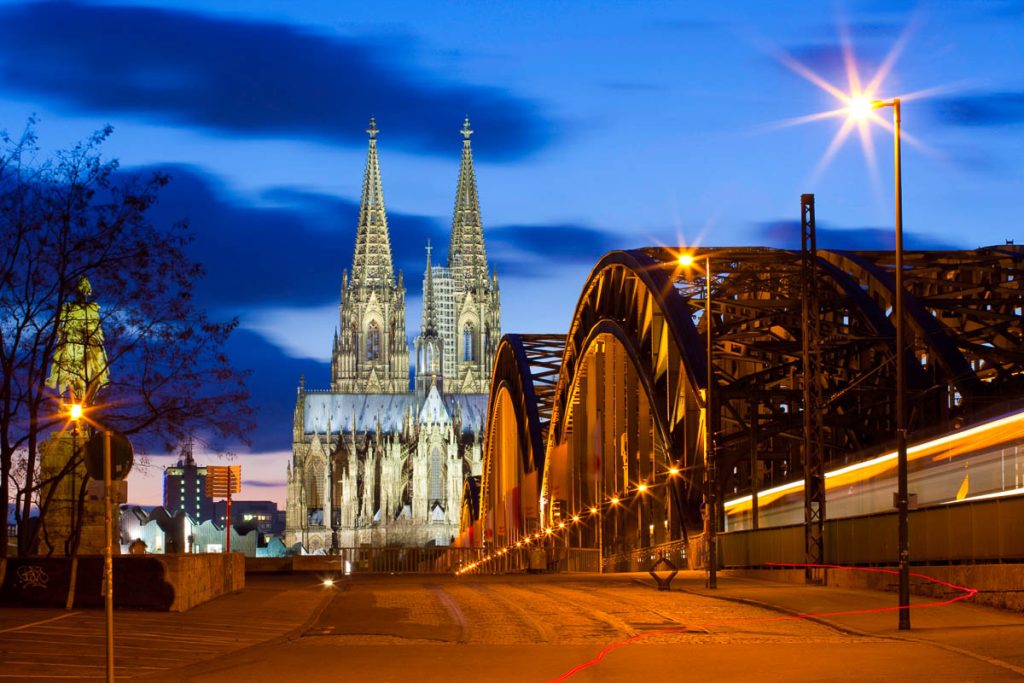 Blick auf die Rheinbrücke und den Dom in Köln