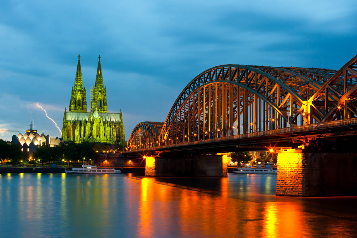 Nächtlicher Blick auf Rheinbrücke und Dom in Köln