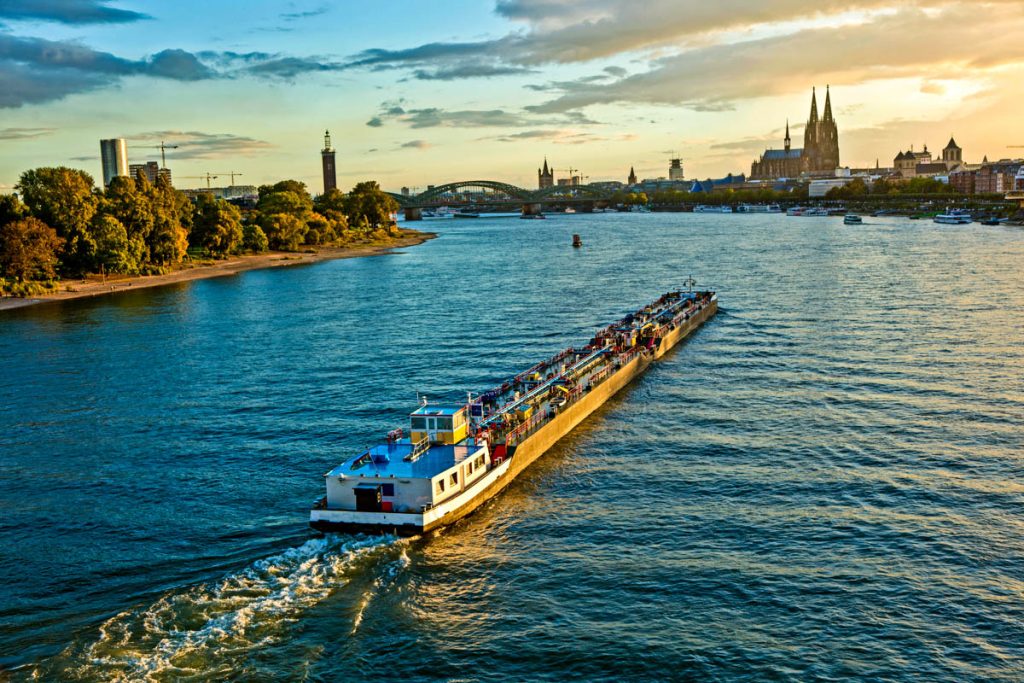 Frachtschiff auf dem Rhein in Köln