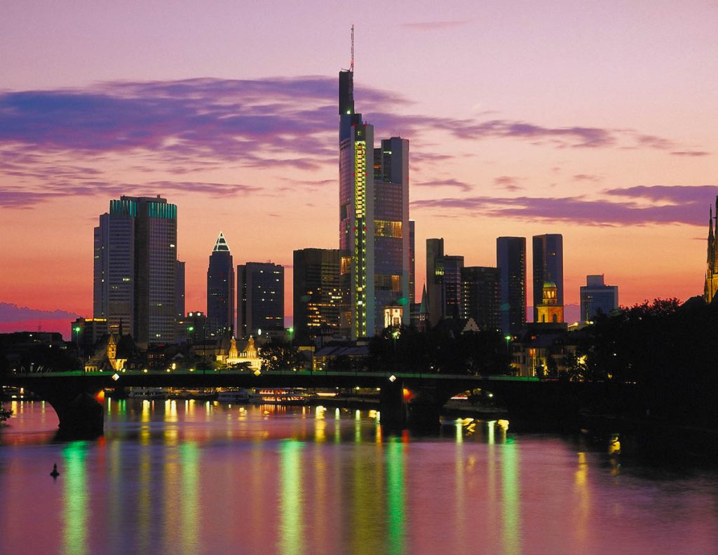 Skyline in Frankfurt in der Abenddämmerung