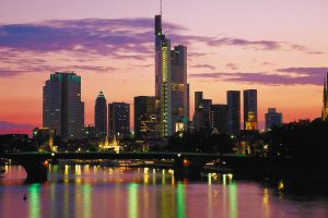 Skyline in Frankfurt in der Abenddämmerung