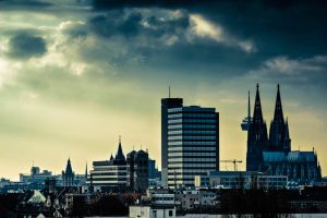 Skyline in Köln mit dramatischem Himmel