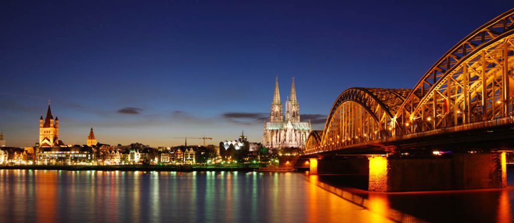 Nächtlicher Blick über den Rhein auf die Skyline von Köln