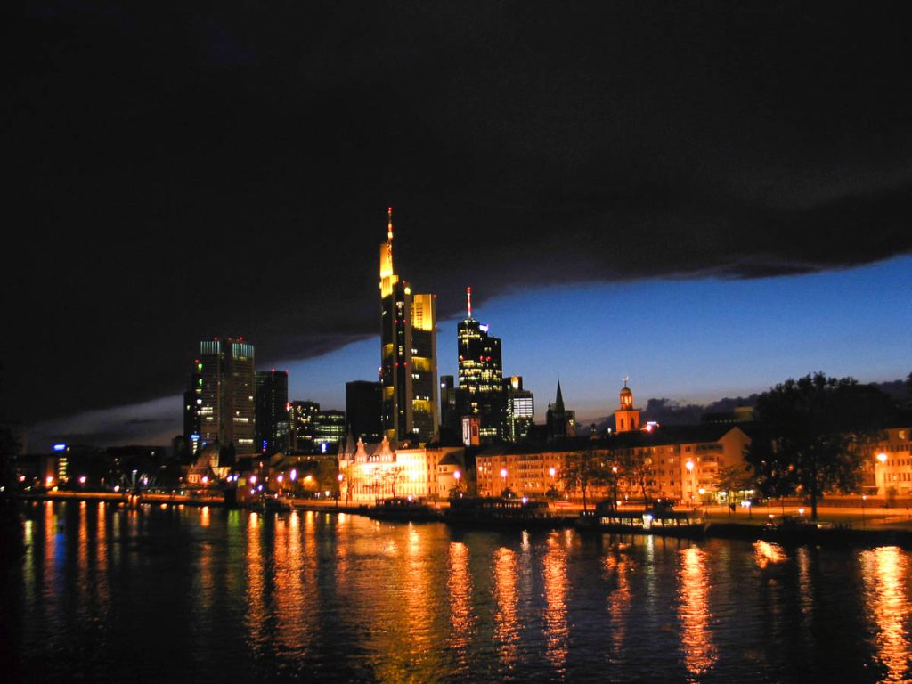 Skyline in Frankfurt bei Nacht