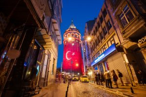 Galataturm in Istanbul bei Nacht