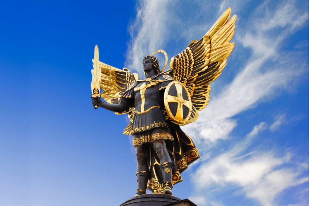 Skulptur des Erzengels Michael auf dem Majdan in Kiew