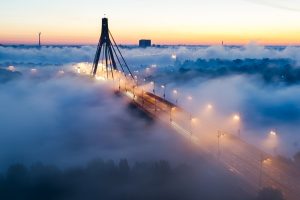 Die "Moskau-Brücke" in Kiew an einem nebligen Tag
