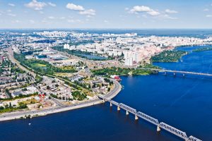 Blick über den Dnjepr auf Kiew / Stadtteil Obolon