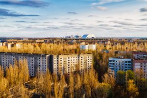 Blick von Prypjat auf das Atomkraftwerk in Tschernobyl