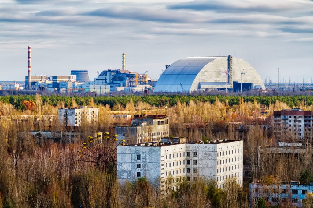 Blick von Prypjat auf das Atomkraftwerk in Tschernobyl