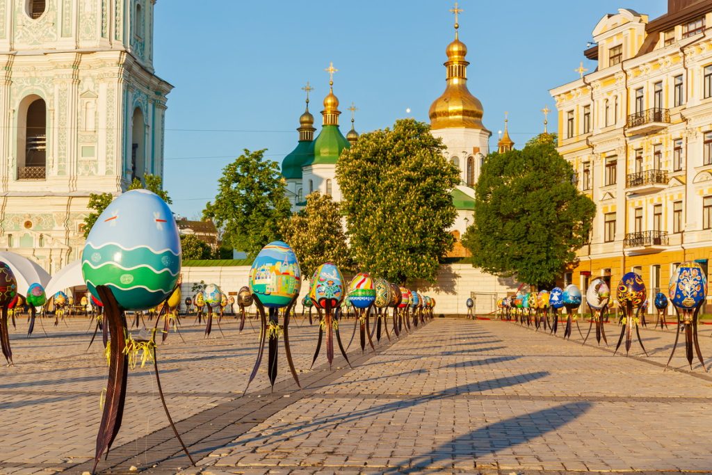 Riesige Ostereier auf dem Sophienplatz in Kiew