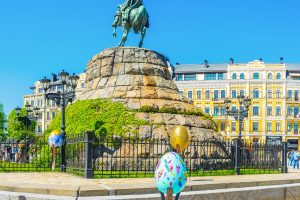 Riesige Ostereier auf dem Sophienplatz in Kiew