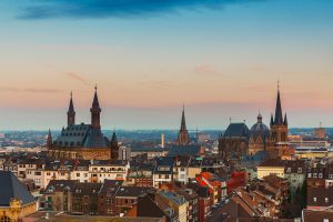 Aachen: Abendlicher Blick auf Dom und Rathaus