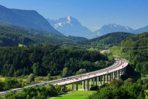 Autobahn in den bayrischen Alpen