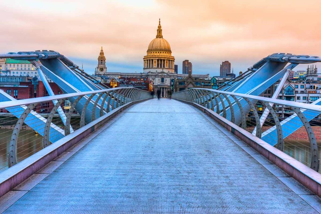 Millennium Bridge und St.Paul's Cathedral in London